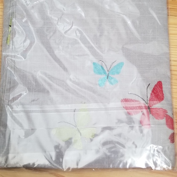 Signature Homestyles Table Runner - Picture 2 of 2